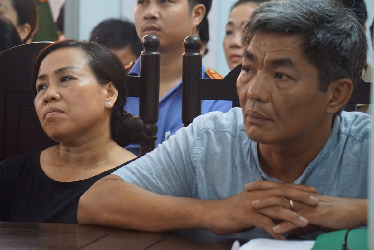 Về phía gia đình V. đề nghị HĐXX xem xét bồi thường thích đáng cho người bị hại, đồng thời tuyên bản án đúng người đúng tội. Sau khi nghị án, HĐXX tuyên bị cáo Hải 6 năm tù về tội cố ý gây thương tích, bồi thường cho bị hại và gia đình số tiền hơn 600 triệu đồng