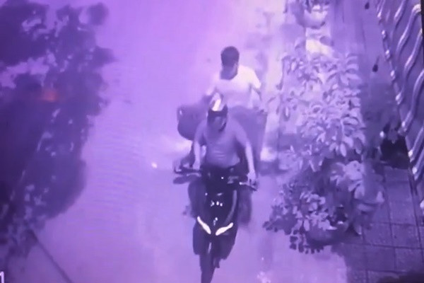 2 kẻ trộm pho tượng trầm hương trị giá 200 triệu trong tích tắc 2 ke trom pho tuong tram huong tri gia 200 trieu trong tich tac