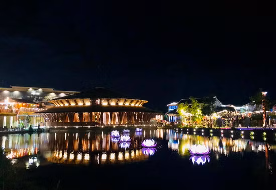 Dem Vu Lan bao hieu: Du khach xuc dong khi duoc cai bong hong len nguc