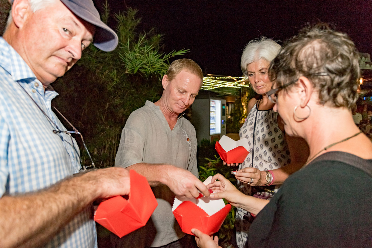 Dem Vu Lan bao hieu: Du khach xuc dong khi duoc cai bong hong len nguc-Hinh-4