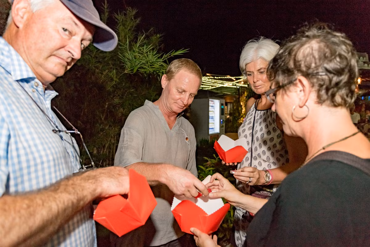 Dem Vu Lan bao hieu: Du khach xuc dong khi duoc cai bong hong len nguc-Hinh-4