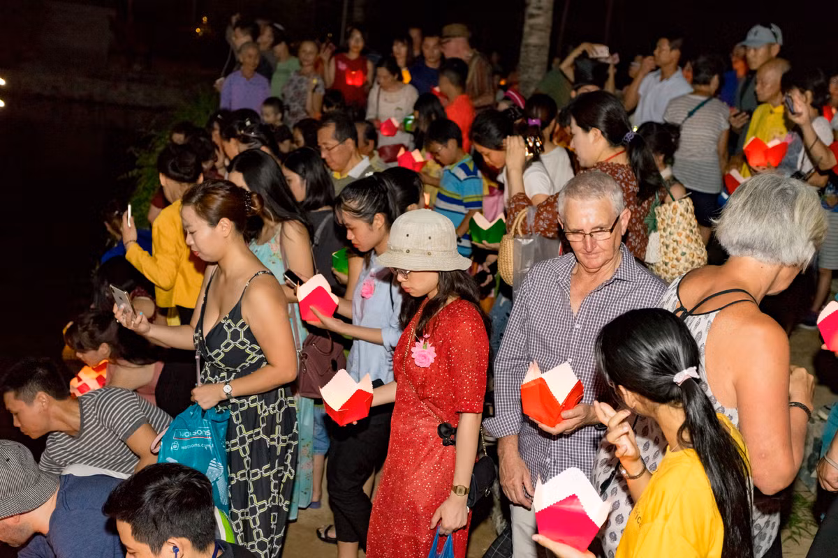 Dem Vu Lan bao hieu: Du khach xuc dong khi duoc cai bong hong len nguc-Hinh-7