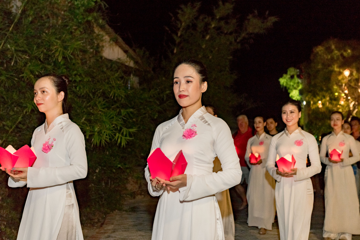 Dem Vu Lan bao hieu: Du khach xuc dong khi duoc cai bong hong len nguc-Hinh-5