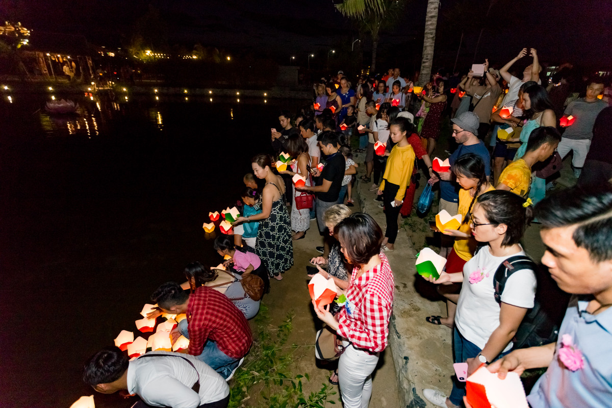 Dem Vu Lan bao hieu: Du khach xuc dong khi duoc cai bong hong len nguc-Hinh-6