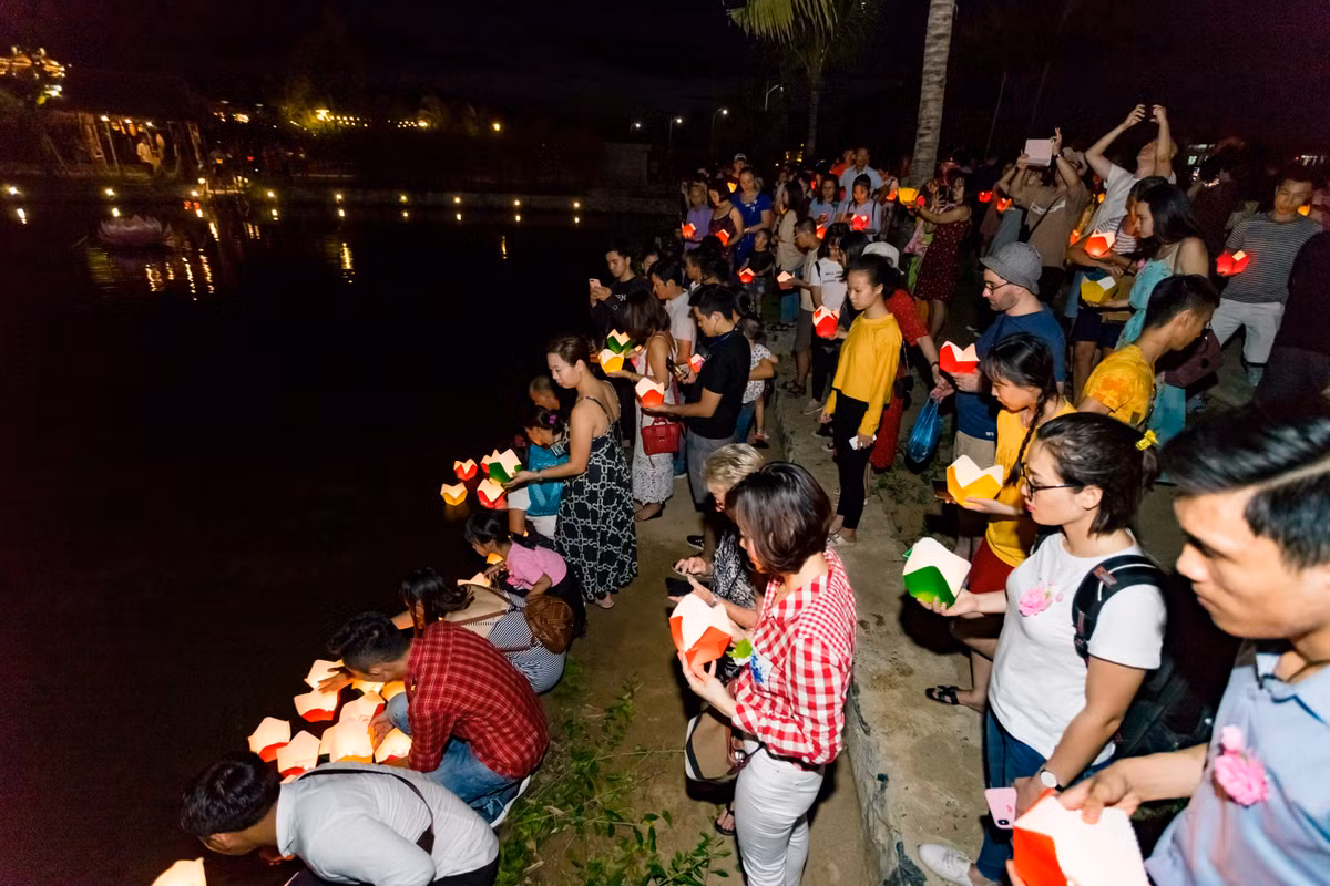 Dem Vu Lan bao hieu: Du khach xuc dong khi duoc cai bong hong len nguc-Hinh-6