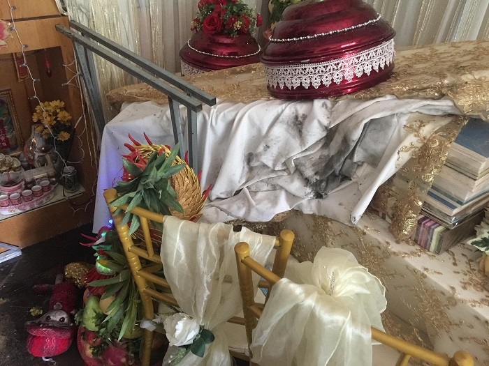 Nhà bốc cháy ngùn ngụt khi vợ chồng trẻ vừa tổ chức lễ cưới - Hình 2 Nha boc chay ngun ngut khi vo chong tre vua to chuc le cuoi-Hinh-2