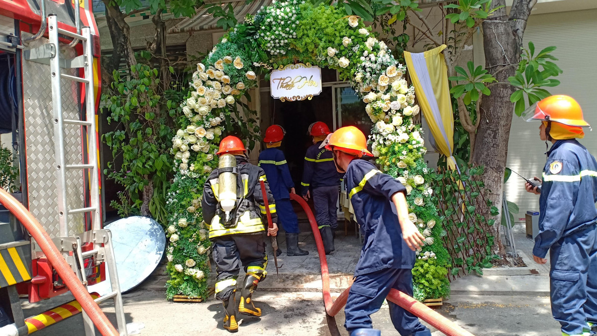 Nhà bốc cháy ngùn ngụt khi vợ chồng trẻ vừa tổ chức lễ cưới Nha boc chay ngun ngut khi vo chong tre vua to chuc le cuoi