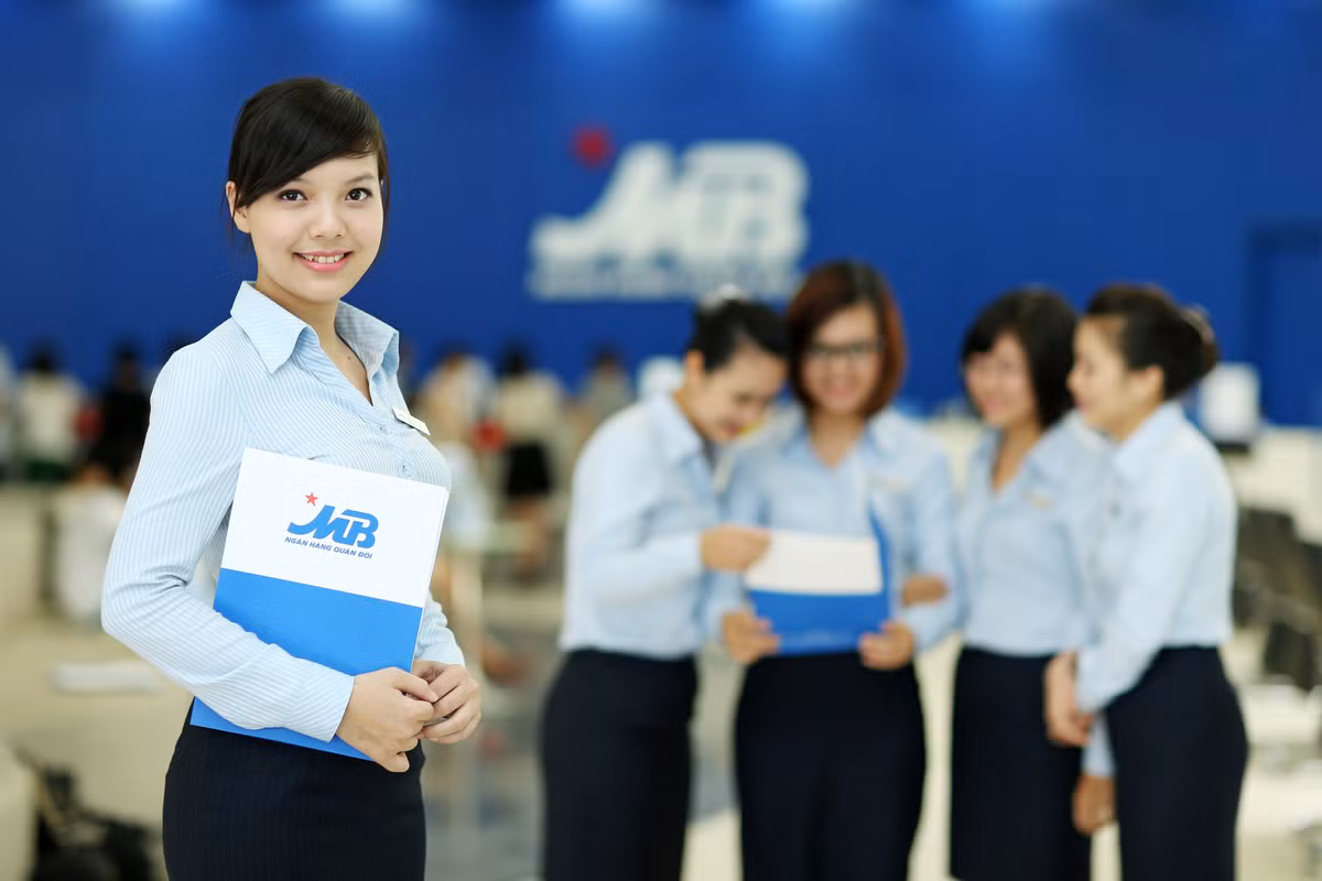  3 . MBBank Năm 2017, MBBank thu về tới 5.355 tỷ đồng lãi trước thuế, tăng 44%, thu nhập bình quân của người lao động cũng tăng thêm 5 triệu đồng, lên mức 26 triệu/tháng. Ảnh: Vietnam Bankers.