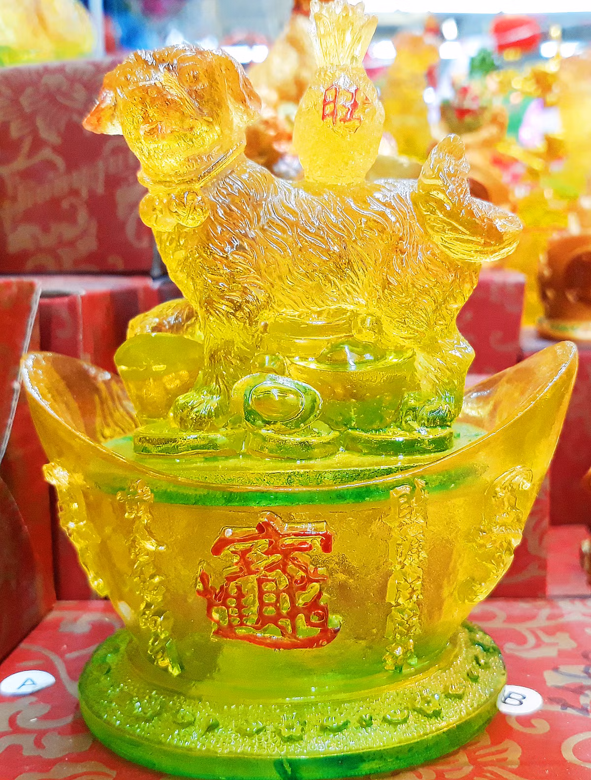 Tượng chó đứng sừng sững trên đĩnh vàng khổng lồ với chất liệu làm từ ngọc nhân tạo.