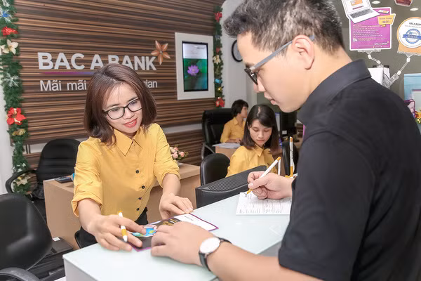  10. BacA Bank Theo báo cáo tài chính hợp nhất quý 2/2017, tại thời điểm cuối quý, BacA Bank có 1.518 người lao động. Với mức chi lương và phụ cấp đạt 107,5 tỷ đồng, trung bình, mỗi nhân viên BacA Bank nhận 70,8 triệu đồng/người/6 tháng, tương ứng 11,8 triệu đồng/người/tháng, giảm 4 triệu đồng/người/tháng. Ảnh: Internet.