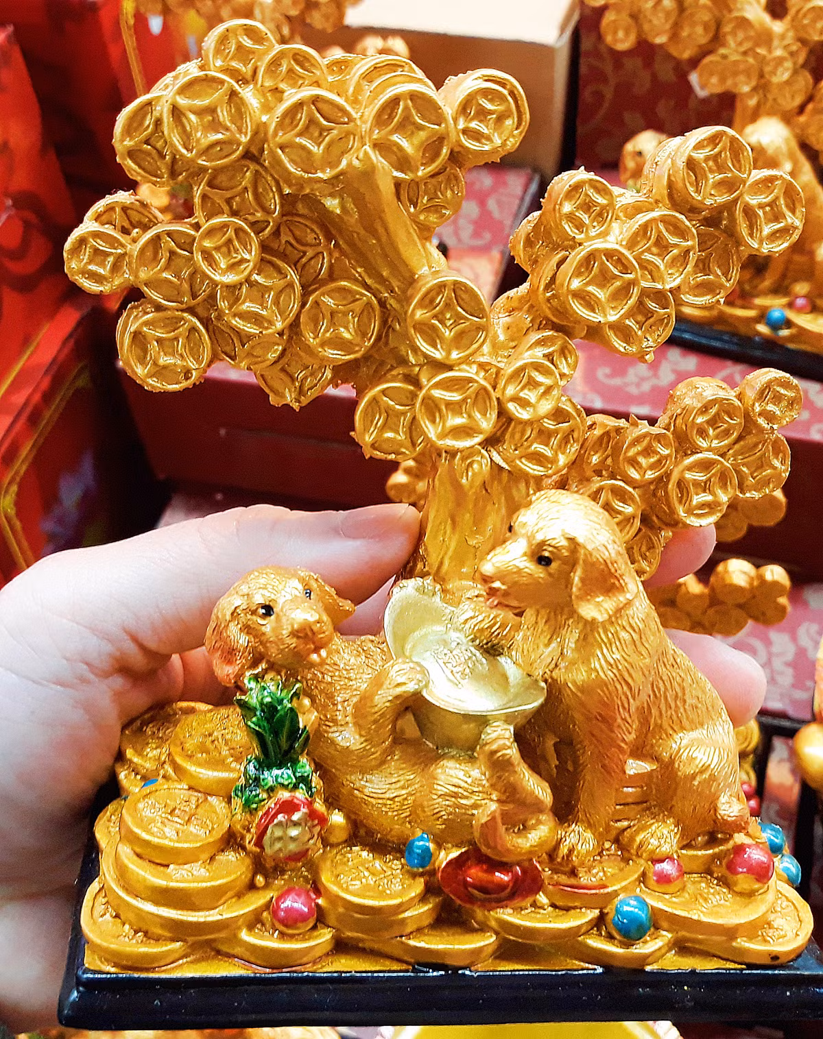 Tượng "chó thần tài" gồm 2 chú cún nhỏ ngồi trên cây kim tiền với ý nghĩa cầu tài lộc.