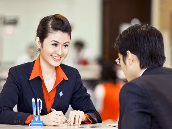  9. Sacombank Theo công bố báo cáo tài chính quý III/2017, với quỹ lương 2.612 tỷ đồng trong 9 tháng đầu năm và 18.444 nhân viên, bình quân, mỗi nhân viên Sacombank nhận mức lương 15,7 triệu đồng/tháng, tăng 16% so với năm 2016. Ảnh: UB Academy.