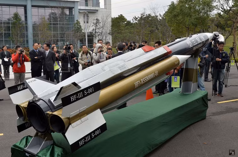 Đầu đạn nặng khoảng 300kg được nhồi loại thuốc nổ cực mạnh đủ để công phá các chiến hạm lớn.