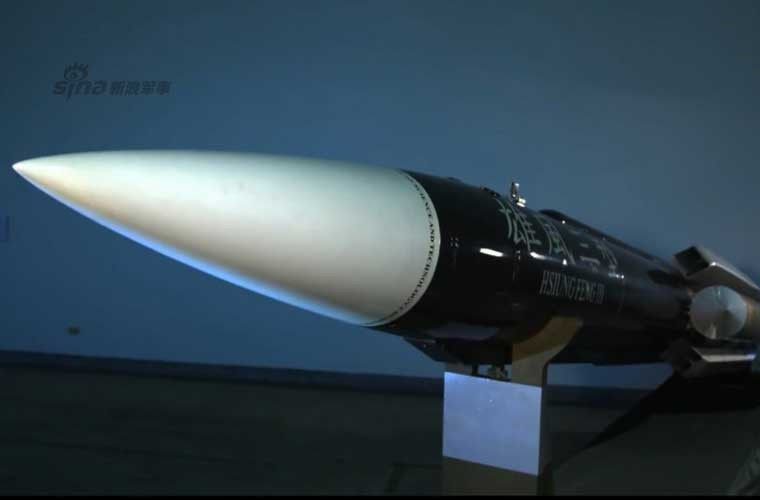 Trong giai đoạn cuối của quá trình tấn công, tên lửa Hùng Phong 3 sẽ kích hoạt cơ chế chuyển động tự do, bay không theo bất kỳ quỹ đạo nào, miễn tới mục tiêu, để tránh việc bị đánh chặn.