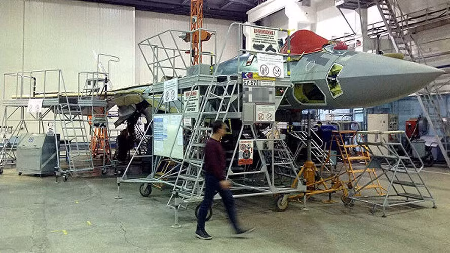 Không quân Nga từng kỳ vọng sẽ nhận được máy bay Su-57 đích thực thuộc lô sản xuất hàng loạt đầu tiên vào cuối năm 2019, tưởng như đây là điều dễ dàng khi dây chuyền lắp ráp của KnAAPO đã hoạt động.