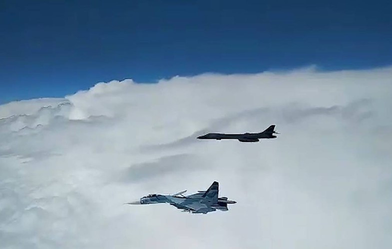 "Gần như ngay lập tức, không quân Nga đã triển khai các máy bay tiêm kích bao gồm Su-27P và Su-30SM kèm sát chúng trên không phận quốc tế ở vùng Biển Đen", RT nói rõ.