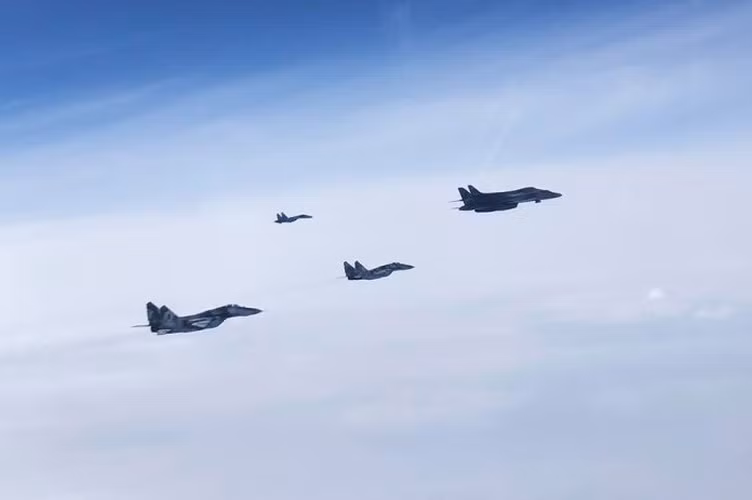 Mặc dù vậy có một chi tiết khá khó hiểu và cần được làm rõ đó là trước đó Nga thông báo biên đội B-1B Lancer này được hộ tống bởi số lượng đông đảo tiêm kích NATO, nhưng theo thông tin mới nhất thì B-1B lại bay một mình khi Su-27/30 Nga tiếp cận.