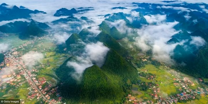 Khung cảnh xã Tú Lệ - một điểm du lịch nổi tiếng của tỉnh Yên Bái, phía Bắc Việt Nam. Rất nhiều khách du lịch tới đây để ngắm nhìn những cánh đồng lúa bát ngát, nhất là vào thời điểm tháng 9 và tháng 10 hàng năm, khi các cánh đồng lúa ngả màu chín vàng.