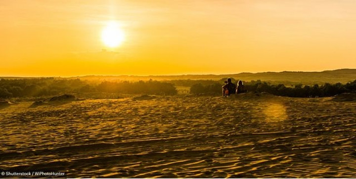 Mặt trời lặn trên cồn cát trắng ở Mũi Né, Phan Thiết.
