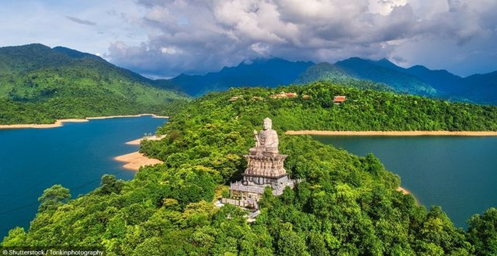 Bức ảnh chụp Thiền viện Trúc Lâm Bạch Mã, Thừa Thiên-Huế. Thiền viện được xây dựng năm 2006.