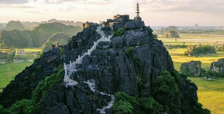 Hang Múa ở Ninh Bình. Du khách sẽ mất khoảng 30 phút để leo hết 500 bậc thang lên đỉnh núi và họ sẽ không phải hối tiếc vì điều này.