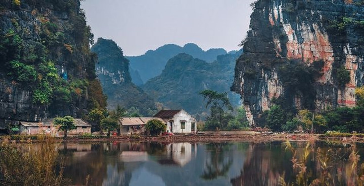 Những ngôi nhà nhỏ lưng tựa núi và nằm sát mép nước tại tỉnh Ninh Bình.