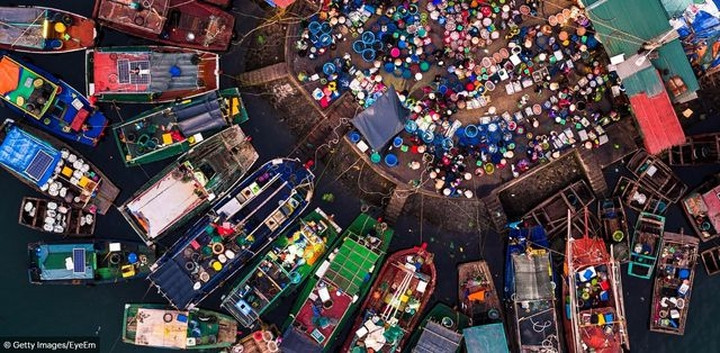 Bức ảnh đầy mê hoặc chụp chợ Cẩm Phả, Quảng Ninh từ trên không.