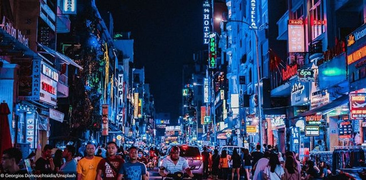 Thành phố Hồ Chí Minh nhộn nhịp vào ban đêm. Bức ảnh được nhiếp ảnh gia đặt tên là "Sự hỗn loạn có tổ chức". Thành phố Hồ Chí Minh là nơi được du khách ghé thăm nhiều nhất khi đến Việt Nam.