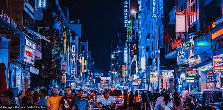 Thành phố Hồ Chí Minh nhộn nhịp vào ban đêm. Bức ảnh được nhiếp ảnh gia đặt tên là "Sự hỗn loạn có tổ chức". Thành phố Hồ Chí Minh là nơi được du khách ghé thăm nhiều nhất khi đến Việt Nam.