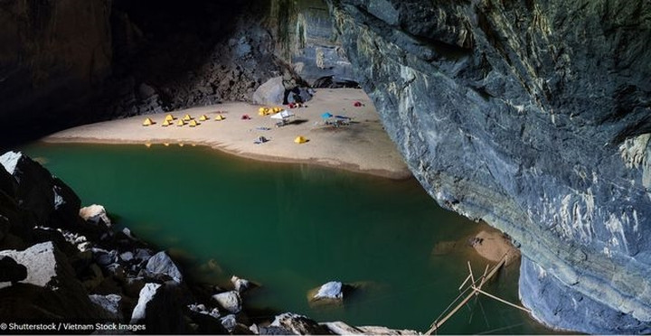 Lối vào hang Sơn Đoòng, hang động tự nhiên lớn nhất thế giới. Hang Sơn Đoòng là "trái tim" của Vườn quốc gia Phong Nha-Kẻ Bàng ở miền Trung Việt Nam. Hang Sơn Đoòng đón du khách từ năm 2013.