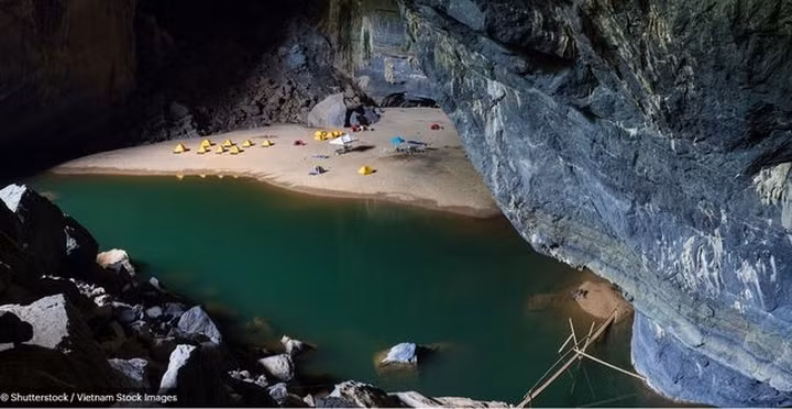 Lối vào hang Sơn Đoòng, hang động tự nhiên lớn nhất thế giới. Hang Sơn Đoòng là "trái tim" của Vườn quốc gia Phong Nha-Kẻ Bàng ở miền Trung Việt Nam. Hang Sơn Đoòng đón du khách từ năm 2013.