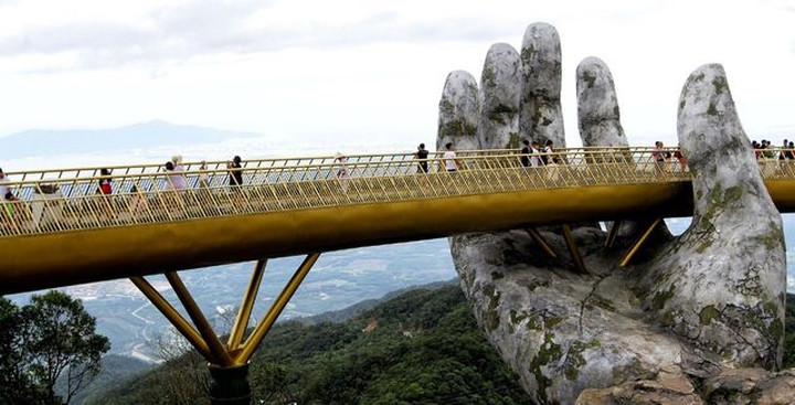 Cầu Vàng - Địa điểm du lịch nổi tiếng tại Đà Nẵng. Đây là địa điểm chụp ảnh selfie ưa thích của các du khách.