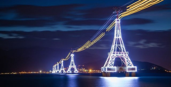 Tuyến cáp treo vượt biển nối Nha Trang với đảo Hòn Tre. Các cột trụ gây ấn tượng với cấu trúc và trông như phiên bản tháp Eiffel trên biển./.