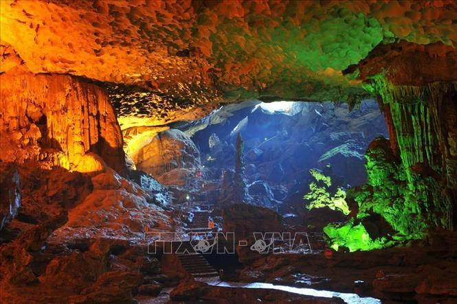 Hang Sửng Sốt với vẻ đẹp kỳ vĩ của địa chất, địa mạo vượt cả trí tưởng tượng của con người.