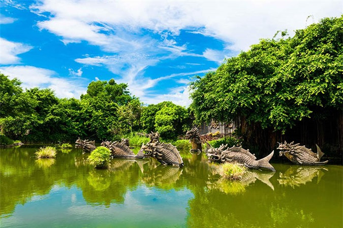 Mặc dù có diện tích nhỏ nhưng nơi này lại chứa nhiều cảnh quan thiên nhiên tuyệt vời. Nơi đây cũng được biết đến như là một địa điểm bí ẩn nhất Trung Quốc.