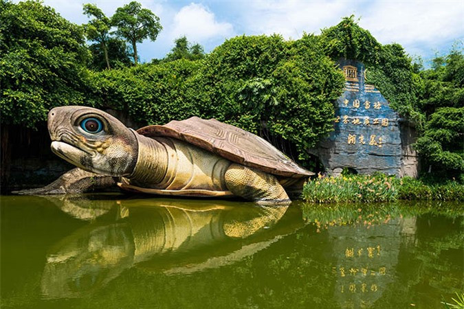 Hồ nước này có một truyền thuyết về thủy quái, có một hòn đá nhỏ phát ra ánh sáng nằm giữa hồ nước. Nước trong hồ bắt nguồn từ vụ phun trào núi lửa cách đây 160.000 năm. Hồ ngập nước do mưa và nước ngầm, mặt hồ lúc nào cũng trong vắt lấp lánh ánh sáng xanh màu ngọc lục bảo.