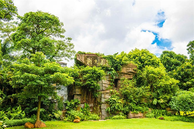 Vào thế kỷ 20 những năm 1990, hồ nước lúc nào cũng phát ra ánh sáng tuyệt đẹp và thi thoảng có một bóng đen bí ẩn xuất hiện giữa hồ, mọi người bắt đầu lo sợ về một con quái vật ẩn mình phía dưới sâu.