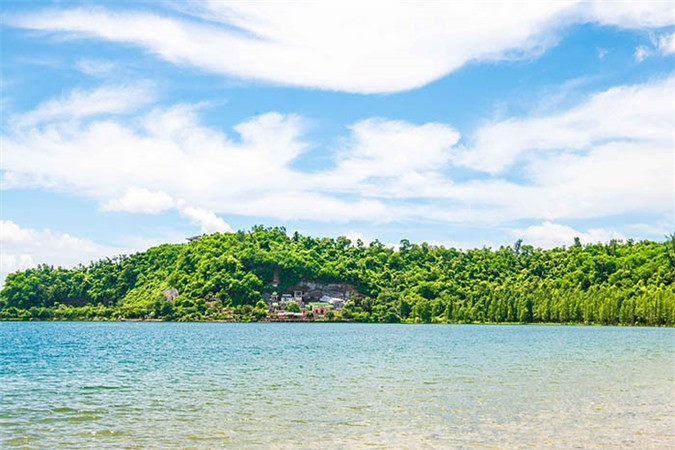 Nếu đến Trạm Giang phải ghé đến công viên quốc gia Huguangyan ở phía tây nam. Tại đây có một hồ nước rất nổi tiếng, chỉ vỏn vẹn có diện tích khoảng 38 km2, bao gồm địa hình sông và đồi núi.