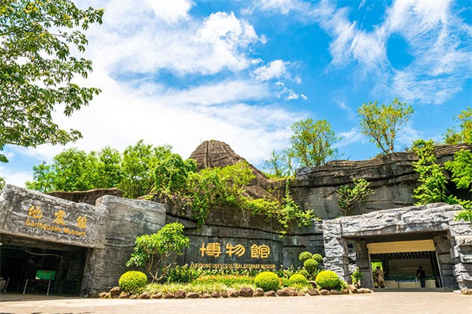 Tuy nhiên cho đến thời điểm hiện tại, sinh vật này vẫn còn là điều bí ẩn chưa được khám phá ra. Kể từ khi sinh vật này xuất hiện, hồ nước Huguangyan bắt đầu thu hút rất nhiều khách du lịch trong và ngoài nước ghé thăm.