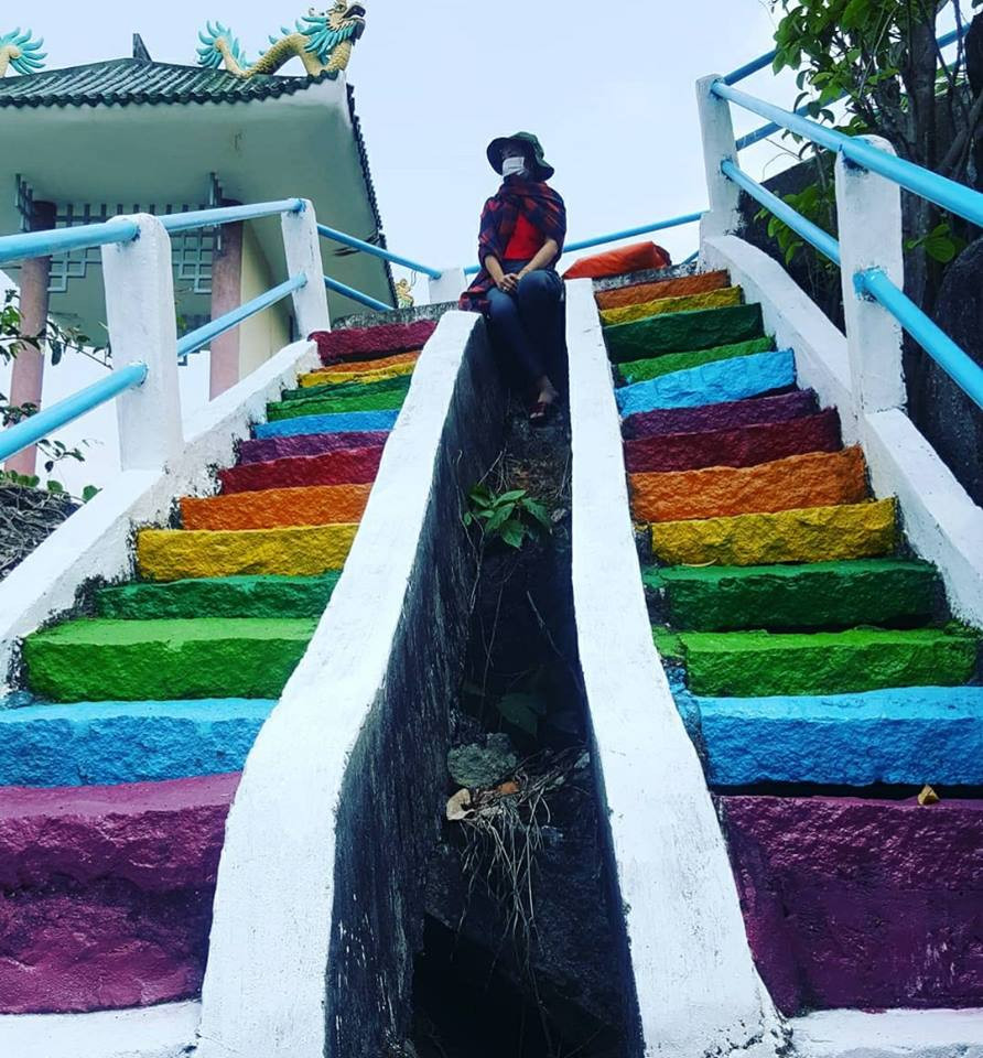 Nơi đây cách biên giới Campuchia chỉ khoảng 10km, được yêu thích với cảnh sắc thiên nhiên kỳ thú cùng những bậc thang quanh co, địa điểm ngắm "phượng hoàng" được gọi là Phụng Hoàng Sơn. Đây cũng là địa điểm được checkin nhiều ở miền Nam.