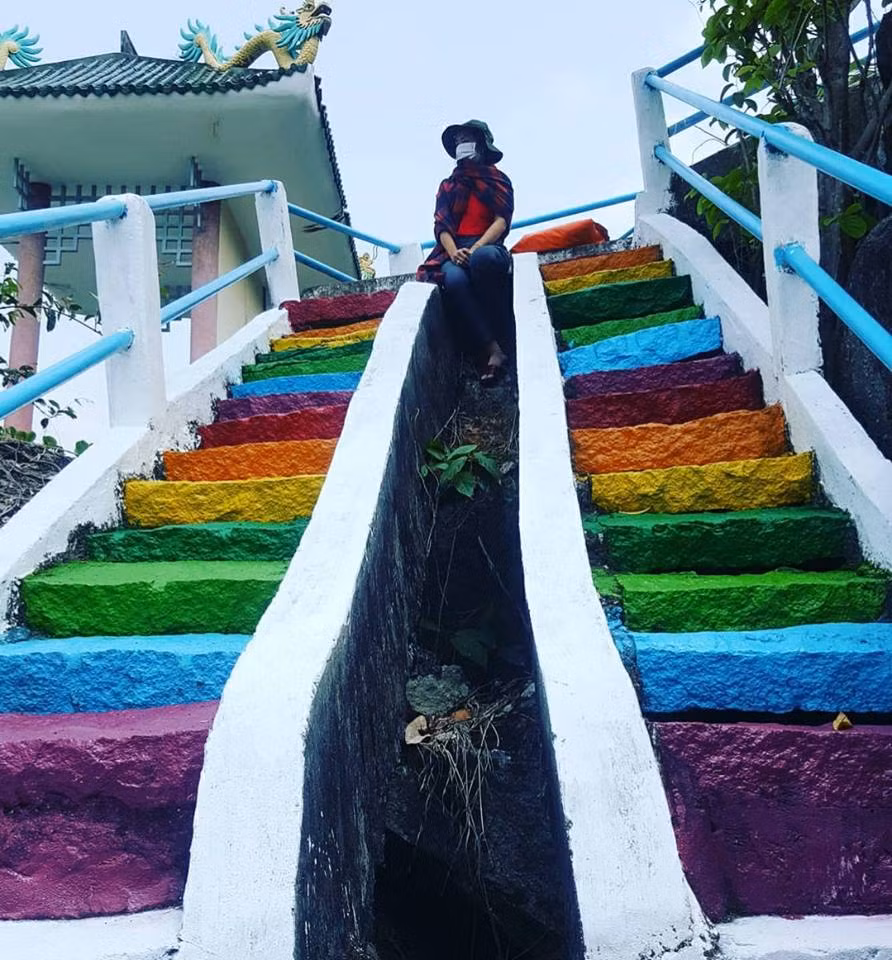 Nơi đây cách biên giới Campuchia chỉ khoảng 10km, được yêu thích với cảnh sắc thiên nhiên kỳ thú cùng những bậc thang quanh co, địa điểm ngắm "phượng hoàng" được gọi là Phụng Hoàng Sơn. Đây cũng là địa điểm được checkin nhiều ở miền Nam.