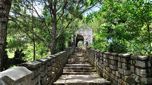  Đồi Mộng Mơ, Đà Lạt: Một trong những biểu tượng của thành phố ngàn hoa. Nơi đây được ví như một Đà Lạt thu nhỏ tràn ngập cảnh sắc, vẻ đẹp của những loài kì hoa dị thảo, hài hòa giữa cảnh sắc thiên nhiên và công trình kiến trúc