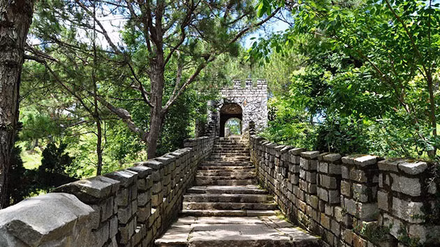  Đồi Mộng Mơ, Đà Lạt: Một trong những biểu tượng của thành phố ngàn hoa. Nơi đây được ví như một Đà Lạt thu nhỏ tràn ngập cảnh sắc, vẻ đẹp của những loài kì hoa dị thảo, hài hòa giữa cảnh sắc thiên nhiên và công trình kiến trúc