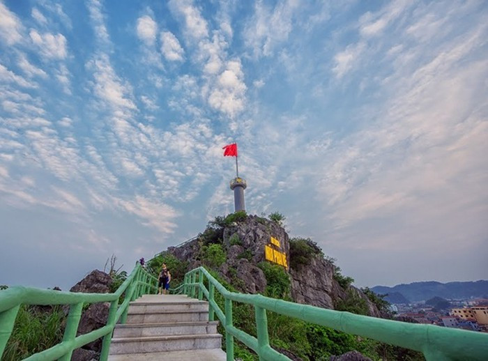 Điểm nhấn của địa danh này chính là 4 tuyến đường lên xuống tới hơn 500 bậc xây đá, từ trên cây cầu này có thể thu được nhiều thành phố vào trong tầm mắt và những khung hình.