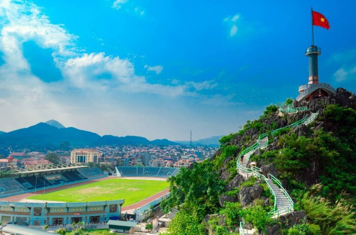  Núi Phai Vệ, Lạng Sơn: Địa điểm ở Lạng Sơn giống như một hòn non bộ khổng lồ giữa thành phố, niềm tự hào của người dân xứ Lạng.