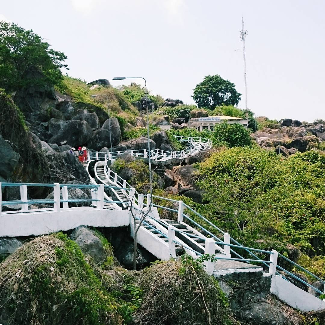  Khu di tích lịch sử Tức Dụp, An Giang: Đây là một địa điểm không nên bỏ lỡ khi tới thăm An Giang. Từng là một địa điểm kháng chiến nhưng giờ đây, Tức Dụp khoác lên mình một màu xanh của thiên nhiên ban tặng.