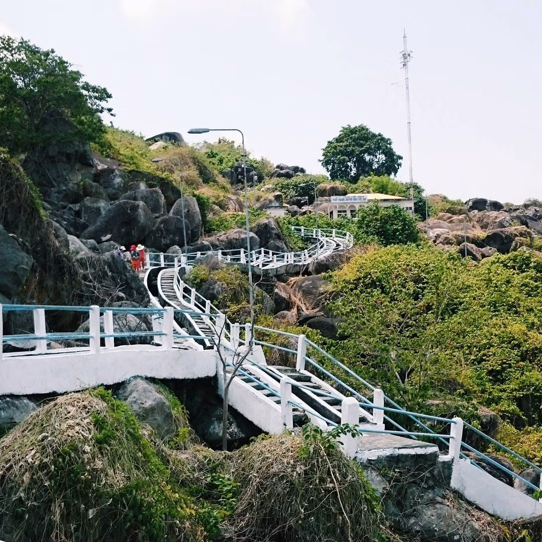  Khu di tích lịch sử Tức Dụp, An Giang: Đây là một địa điểm không nên bỏ lỡ khi tới thăm An Giang. Từng là một địa điểm kháng chiến nhưng giờ đây, Tức Dụp khoác lên mình một màu xanh của thiên nhiên ban tặng.