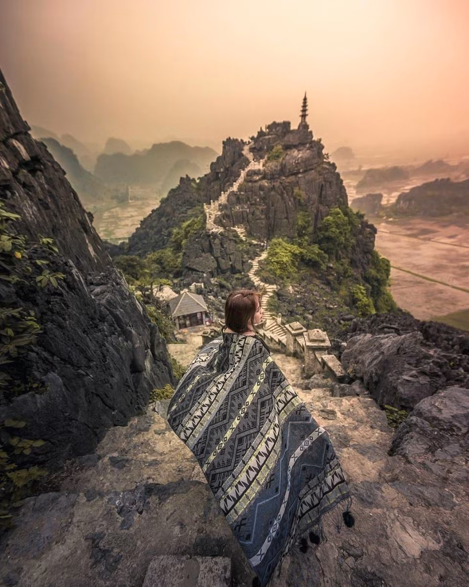 Những bậc thang mang màu sắc cổ kính rêu phong cùng khung cảnh hùng vĩ nếu ngắm nhìn từ đỉnh núi khiến nó trở thành địa điểm sống ảo nổi nhất miền Bắc.