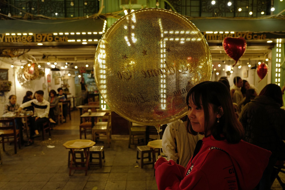 Một quán cà phê nhỏ gần hồ Hoàn Kiếm. Sự kiện Hội nghị thượng đỉnh Mỹ - Triều được xem là cơ hội tốt để Việt Nam quảng bá du lịch, giới thiệu cảnh đẹp đất nước, nền văn hóa lâu đời, ẩm thực phong phú và đưa hình ảnh người Việt Nam mến khách đến bạn bè quốc tế.