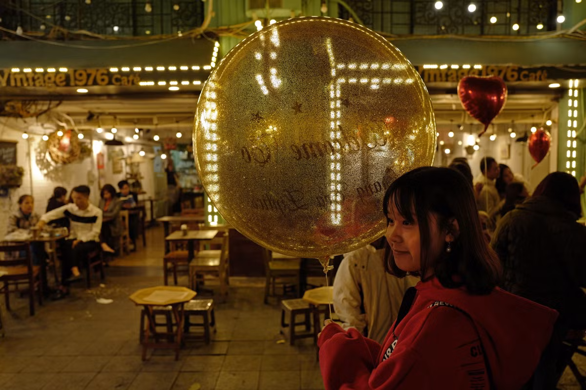 Một quán cà phê nhỏ gần hồ Hoàn Kiếm. Sự kiện Hội nghị thượng đỉnh Mỹ - Triều được xem là cơ hội tốt để Việt Nam quảng bá du lịch, giới thiệu cảnh đẹp đất nước, nền văn hóa lâu đời, ẩm thực phong phú và đưa hình ảnh người Việt Nam mến khách đến bạn bè quốc tế.